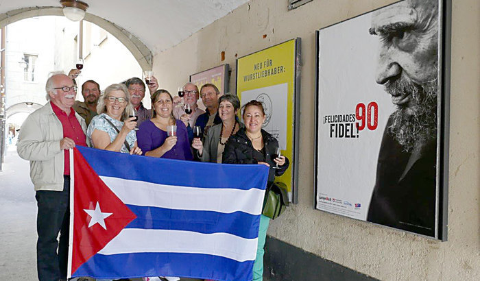 Unterstützerinnen und Unterstützer mit Fidel-Plakat in Bern