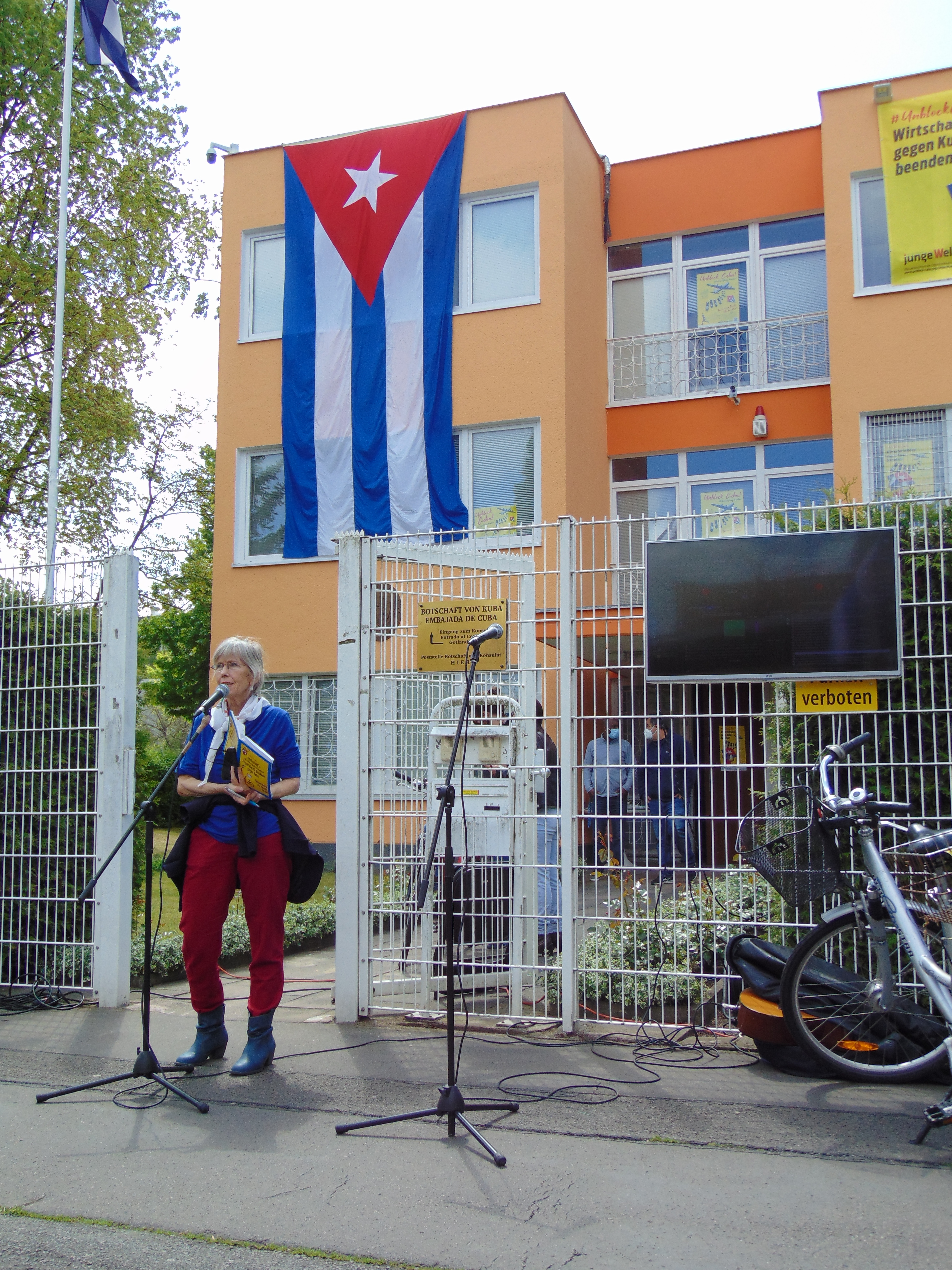 Demo-Auftakt vor der kubanischen Botschaft
