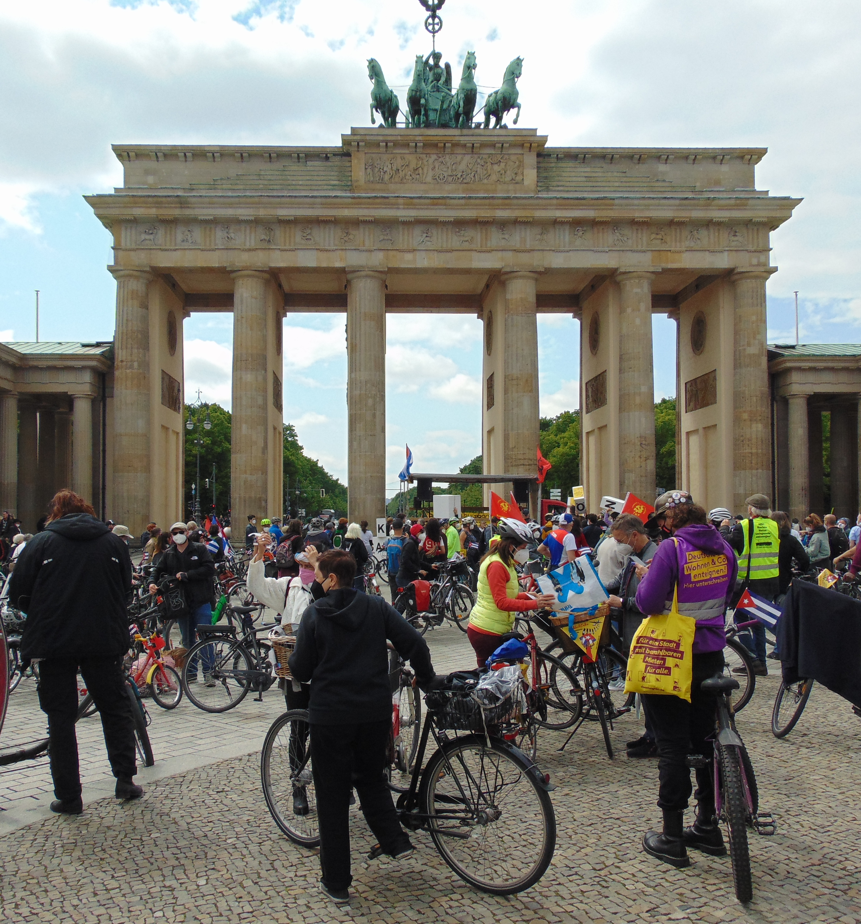 Unblockcuba-Fahrraddemo am Brandenburger Tor