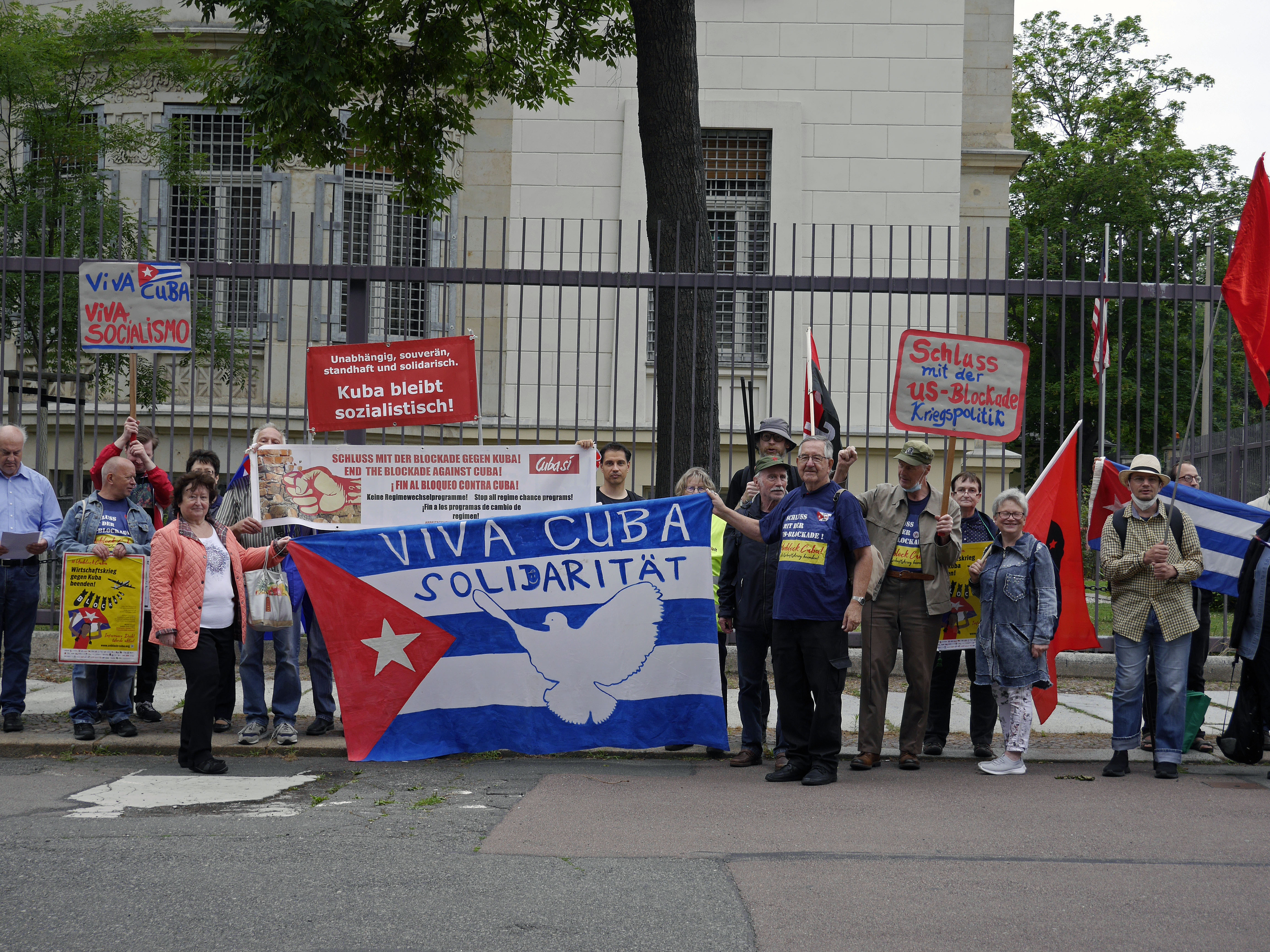 Protestaktion vor dem US-amerikanischen Konsulat in Leipzig