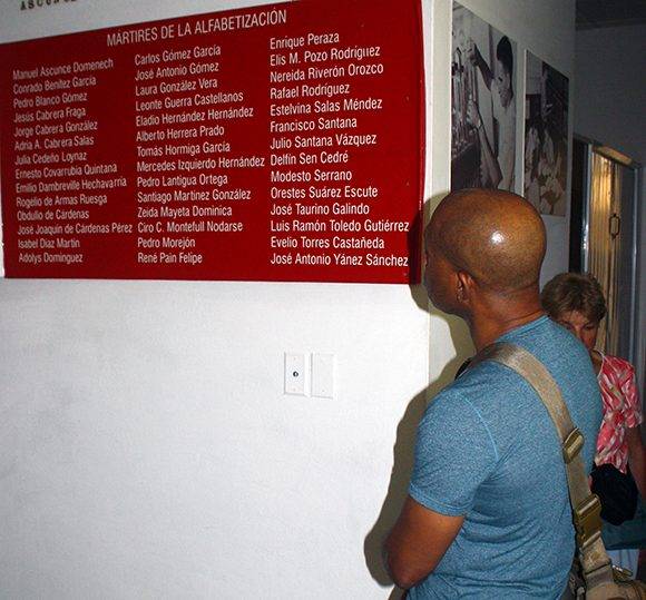 Ein Besucher sieht sich die Liste der Märtyrer der Alphabetisierungskampagne an.