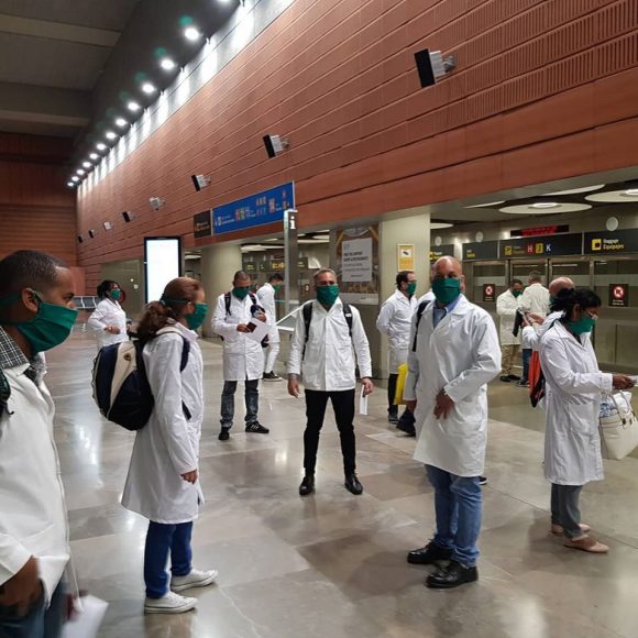 Kubanische Ärzte bei der Ankunft am Flughafen Madrid