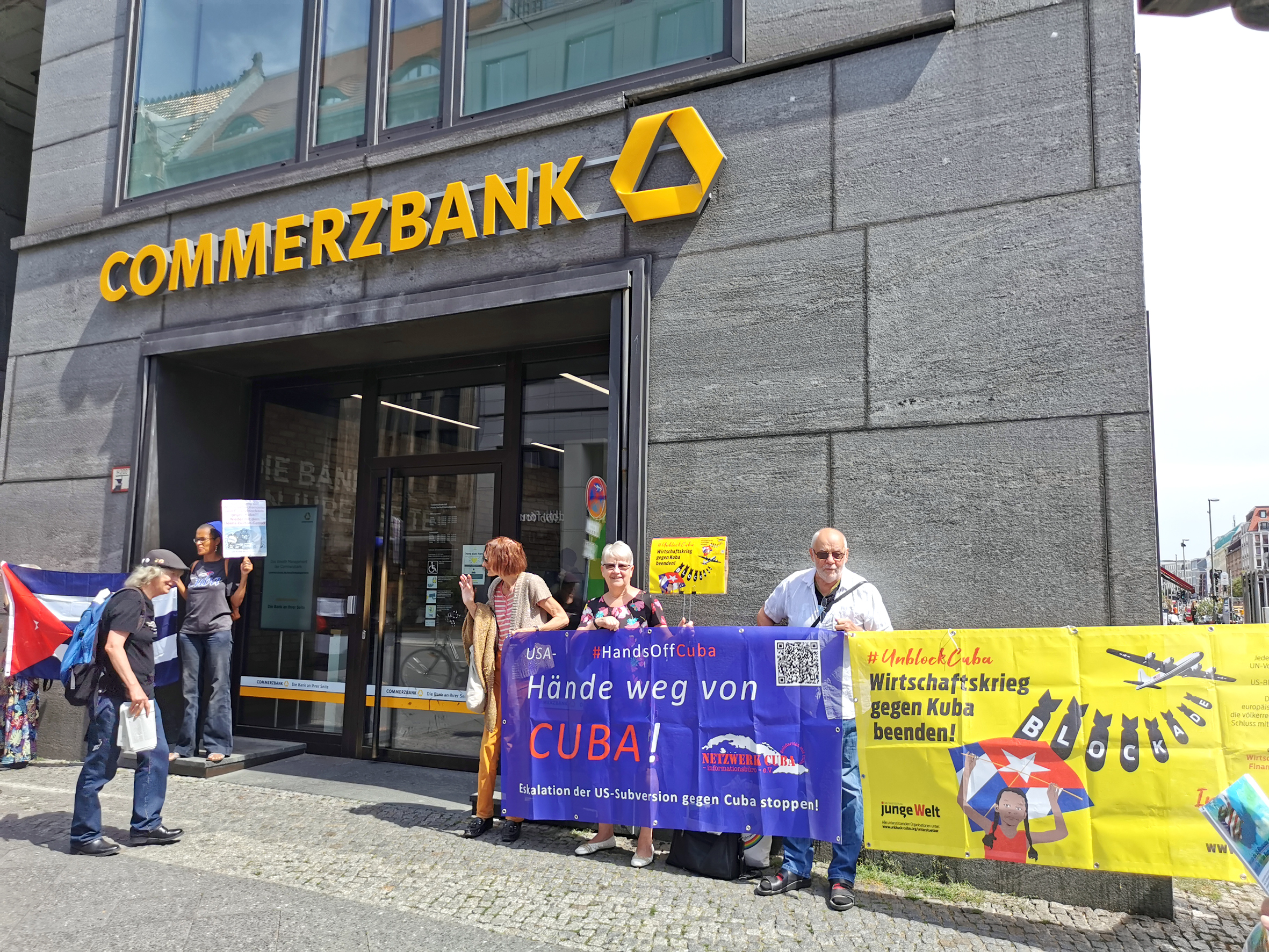 Protest vor der Commerzbank