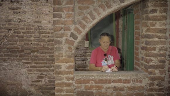 María ist die ikonische Kartenverkäuferin von El Mejunje