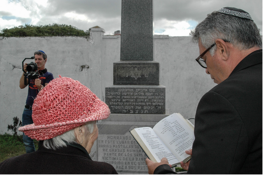 Esther auf dem jüdischen Friedhof in Havanna