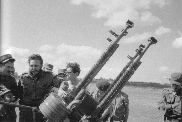Fidel Castro inspiziert eine Flugabwehreinheit