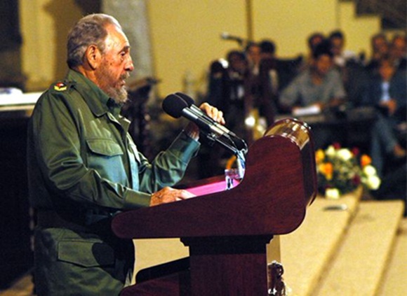 Fidel Castro in der Aula Magna der Universität Havanna