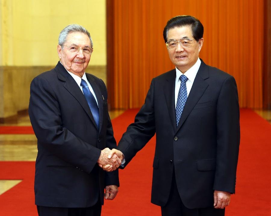 Hu Jintao, Staatspräsident der VR China, begrüßt Raúl Castro in Peking
