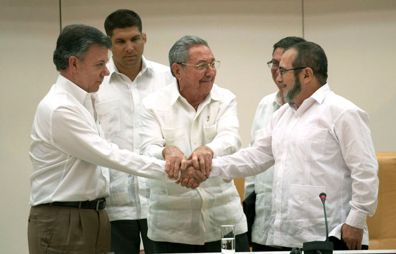 Kolumbiens Präsident Santos (li.) und Timeon Jiménez, Oberbefehlshaber der FARC