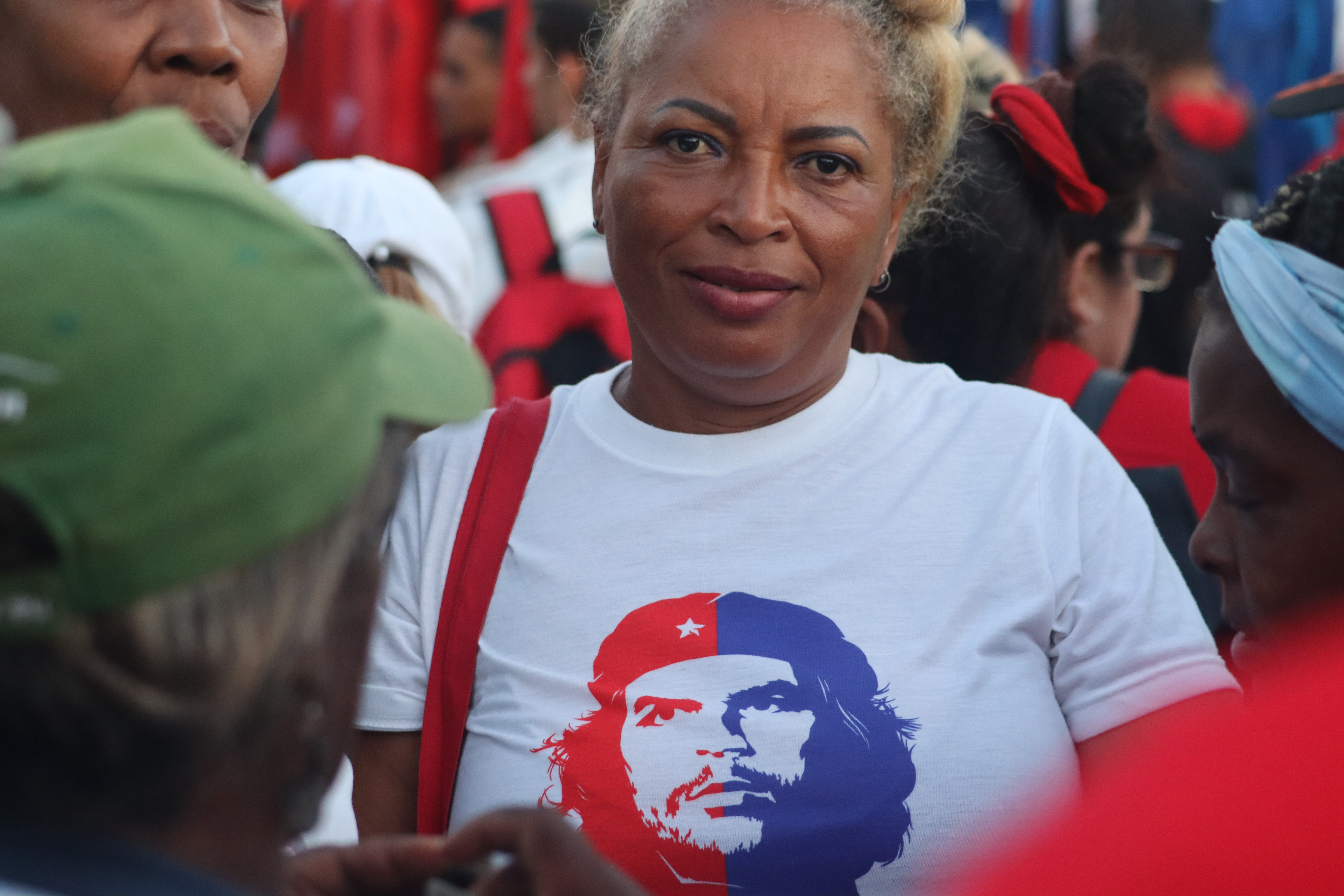 Teilnehmerin auf der Kundgebung zum internationalen Tag der Arbeit in Havanna