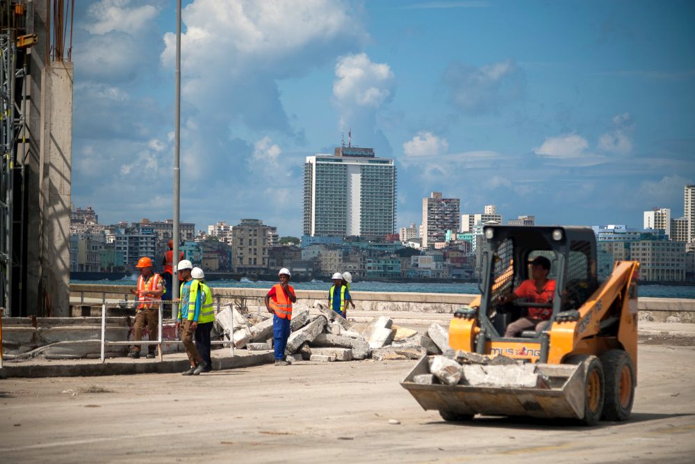 Aufräumarbeiten am Malecon in Havanna