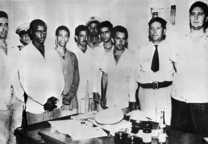 Fidel Castro (rechts außen) und Mitkämfper nach ihrer Verhaftung 1953