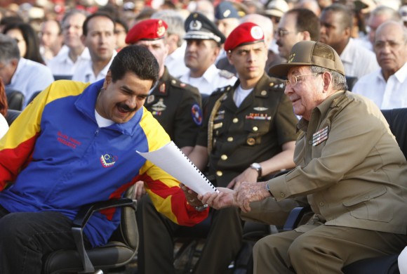 Nicolás Maduro und Raúl Castro am 26. Juli 2013 in Santiago de Cuba