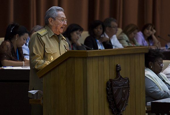 Raúl Castro vor der Nationalversammlung