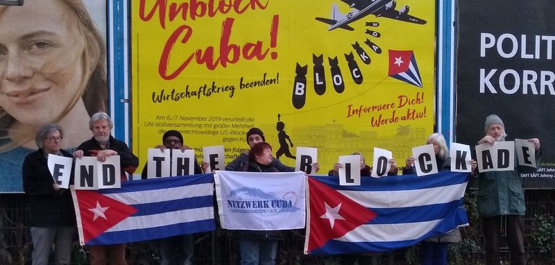 »Unblock Cuba«-Aktion vor einem Großplakat in Berlin-Kreuzberg